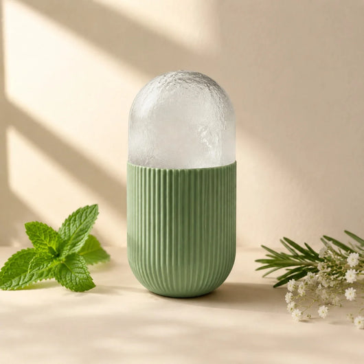 Leichtkraut Eis-Roller mit Kräutern auf Creme-Hintergrund