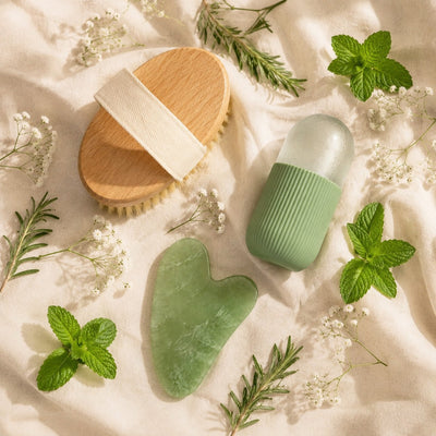 Ritual-Set von oben: Bürste, Eisroller, Gua Sha